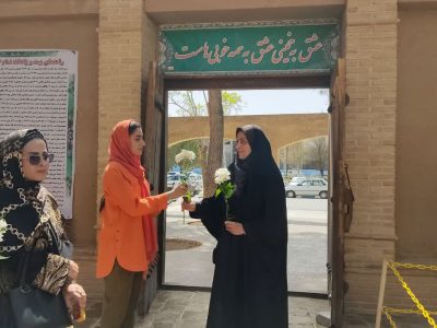 هنرمندان خمینی با آیین گلباران، بیت تاریخی امام خمینی(ره) را گرامی داشتند