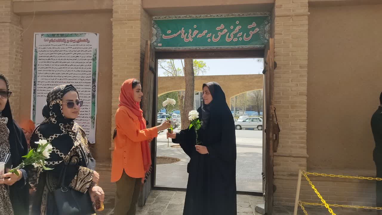 هنرمندان خمینی با آیین گلباران، بیت تاریخی امام خمینی(ره) را گرامی داشتند