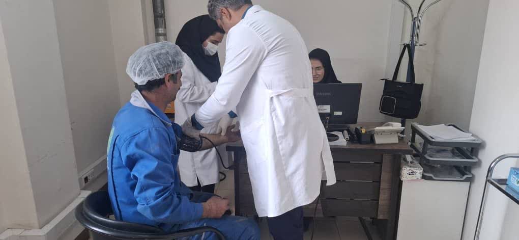 غربالگری فشار خون و قند خون کارگران خمینی در هفته کارگر