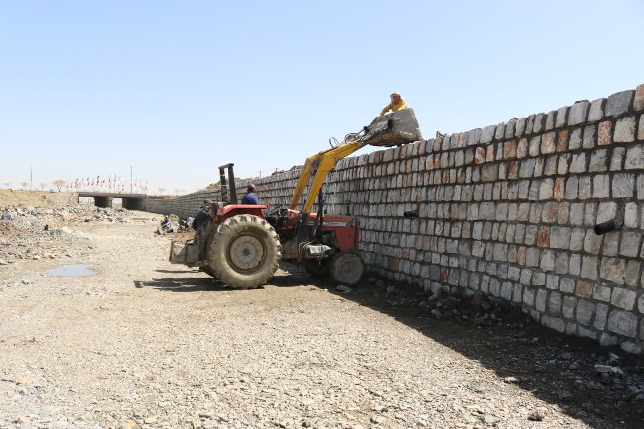 ادامه دیوارچینی روددخانه های مرکزی در خمین