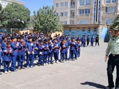در دبستان صداقت خمین اجرای سرود “ما دوست داریم پلیس شیم”