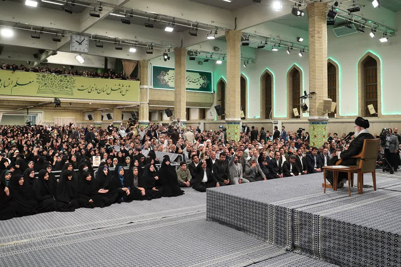 رهبر انقلاب: آمریکا به همت ملت‌های منطقه از این منطقه خواهد رفت