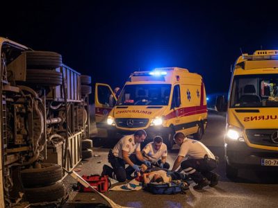واژگونی اتوبوس در جاده خمین – اراک ۱۹ مصدوم برجای گذاشت