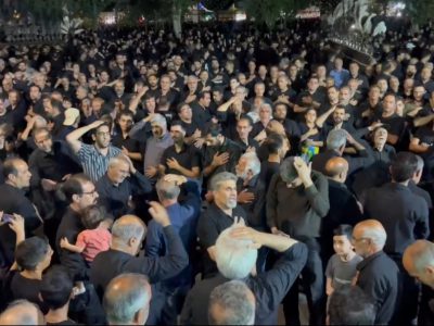 اجتماع پرشور عزاداران حسینی در میدان ۱۵ خرداد خمین در شب عاشورا