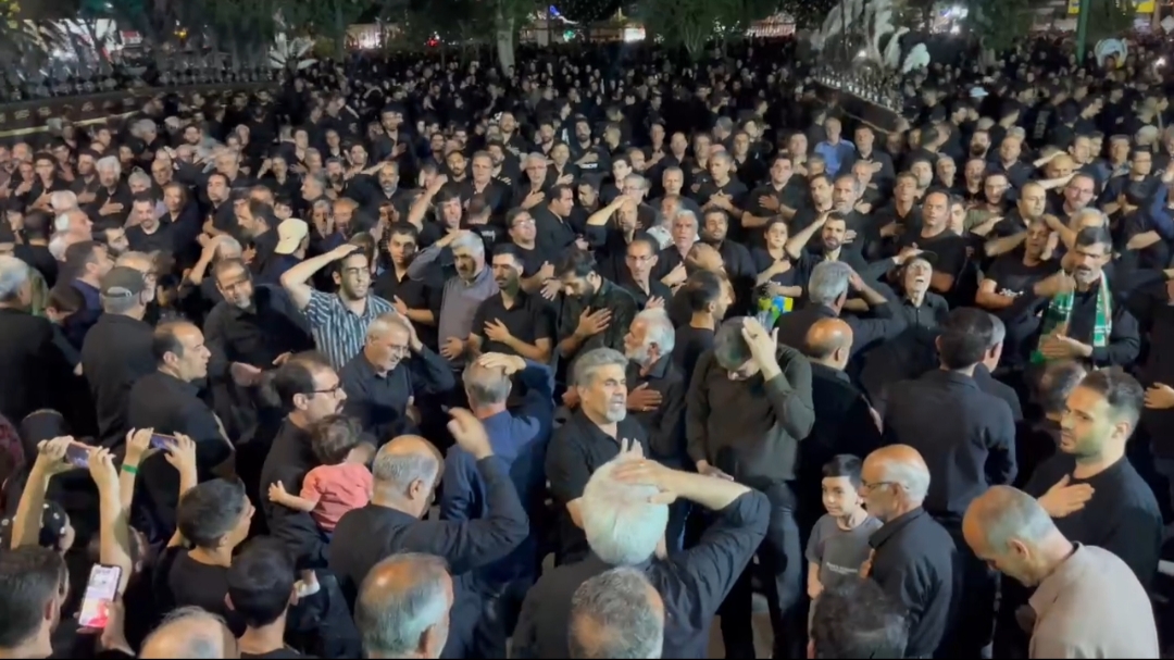 اجتماع پرشور عزاداران حسینی در میدان ۱۵ خرداد خمین در شب عاشورا