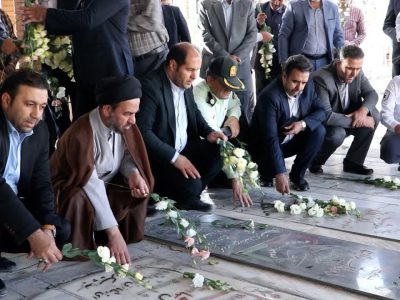 گرامیداشت هفته دولت با گلباران قبور مطهر شهدای خمین