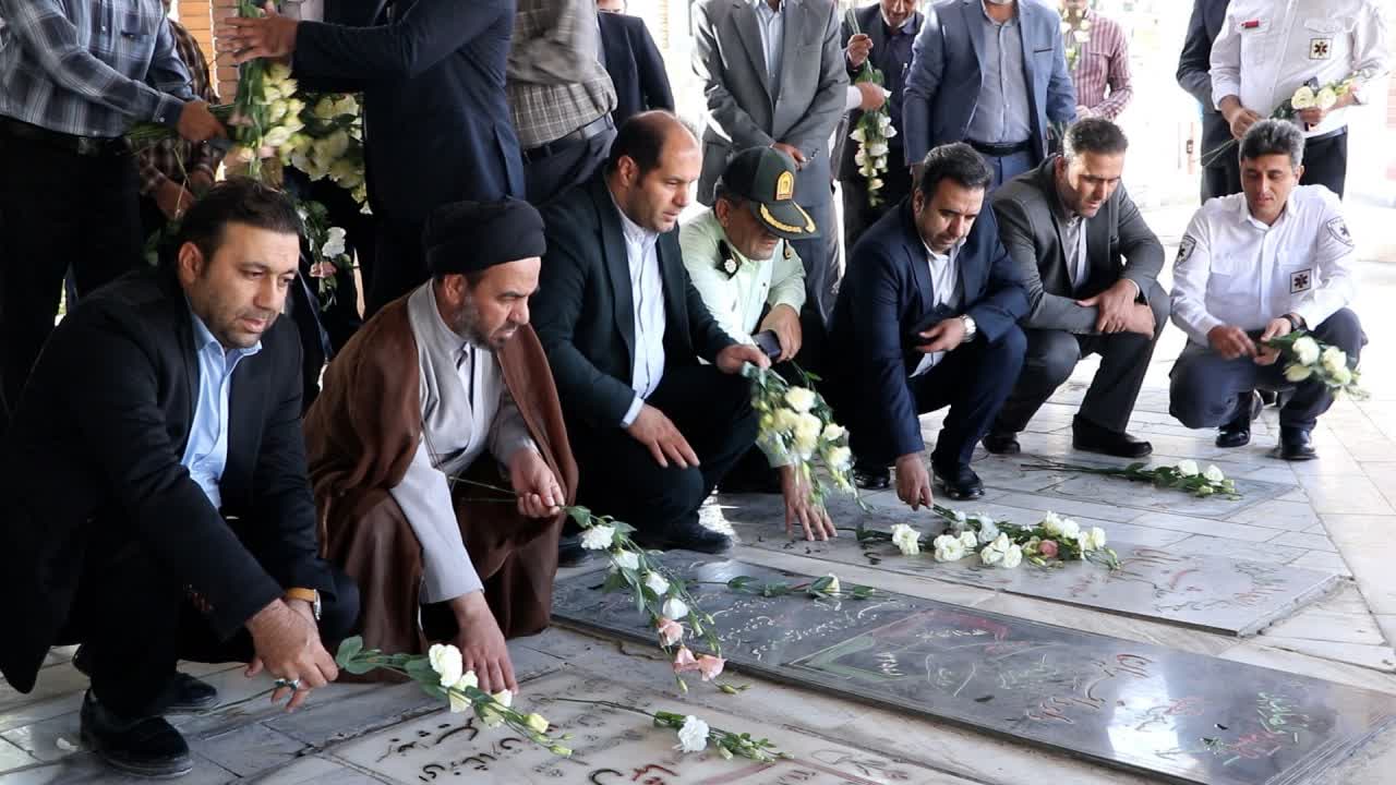 گرامیداشت هفته دولت با گلباران قبور مطهر شهدای خمین