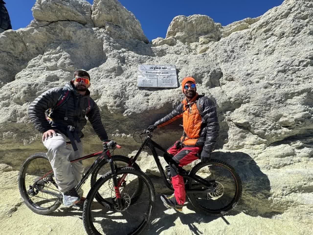 فتح دماوند با دوچرخه توسط کوهنوردان خمینی