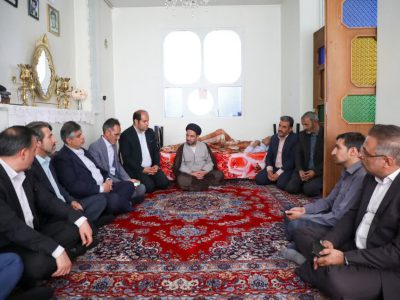 دیدار استاندار مرکزی با خانواده شهید رضا کلاهدوز در خمین