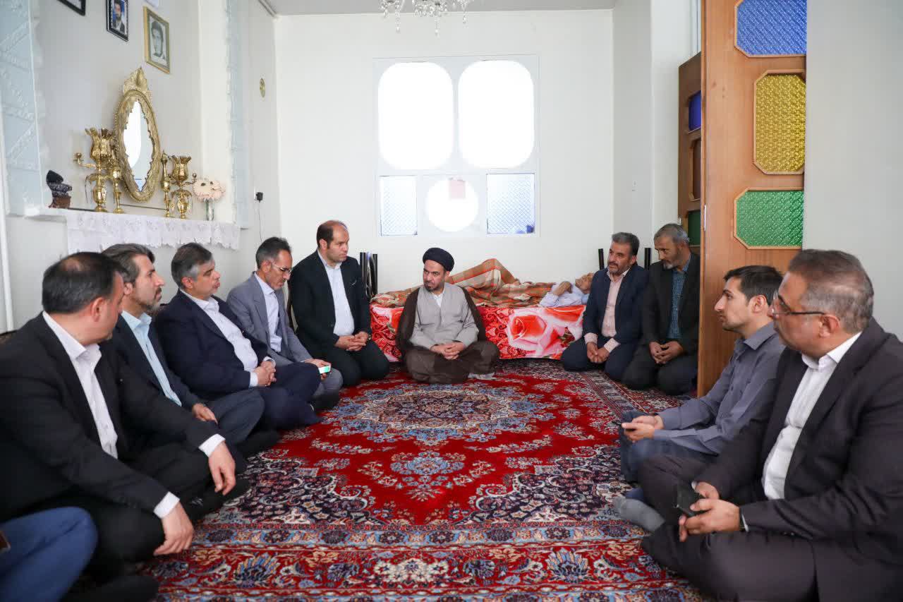 دیدار استاندار مرکزی با خانواده شهید رضا کلاهدوز در خمین