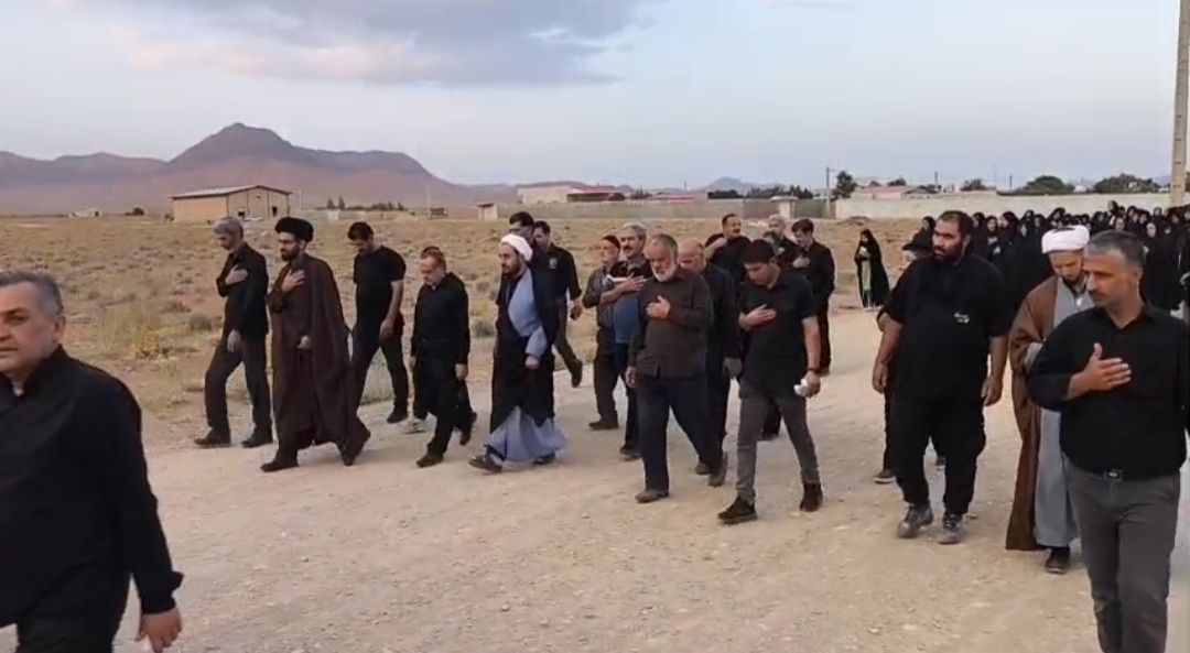 پیاده‌روی عاشقان به سوی امامزاده عبدالله(ع)