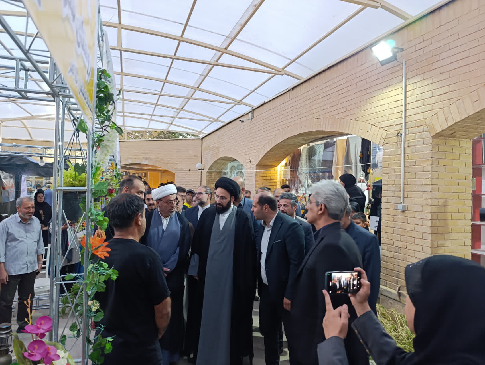 بازدید سیدعلی خمینی از نمایشگاه دستاوردهای روستایی در بیت تاریخی امام (ره)