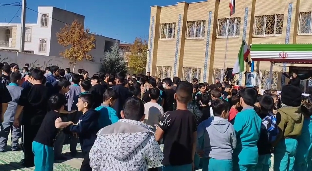 عزاداری دانش‌آموزان دبستان بو علی در سوگ حضرت فاطمه زهرا (س)