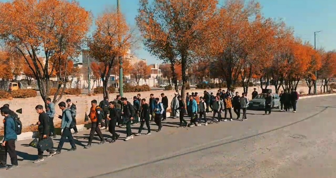 دسته‌روی دانش‌آموزان دبیرستان صدرا در ایام فاطمیه