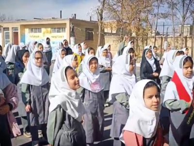 نواختن زنگ مهر رضوی در مدرسه نفیسه خمین