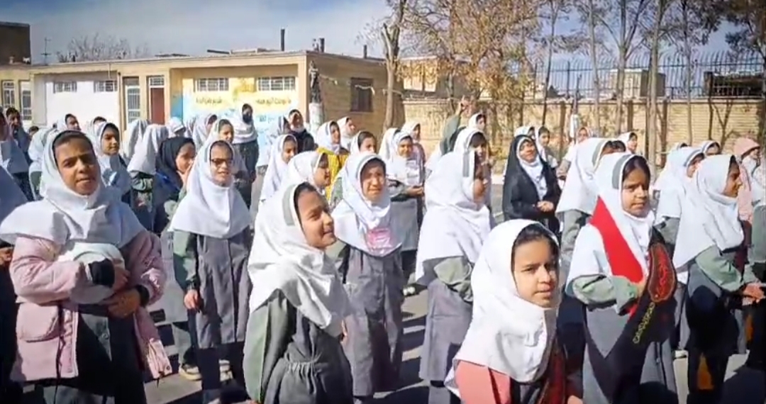 نواختن زنگ مهر رضوی در مدرسه نفیسه خمین