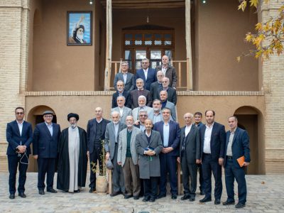 بازدید استانداران ادوار استان مرکزی از خانه تاریخی امام خمینی در خمین