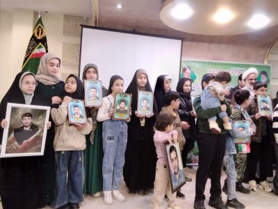 نماینده ولی‌فقیه در سپاه با خانواده‌های شهدای اقتدار استان مرکزی در خمین دیدار کرد