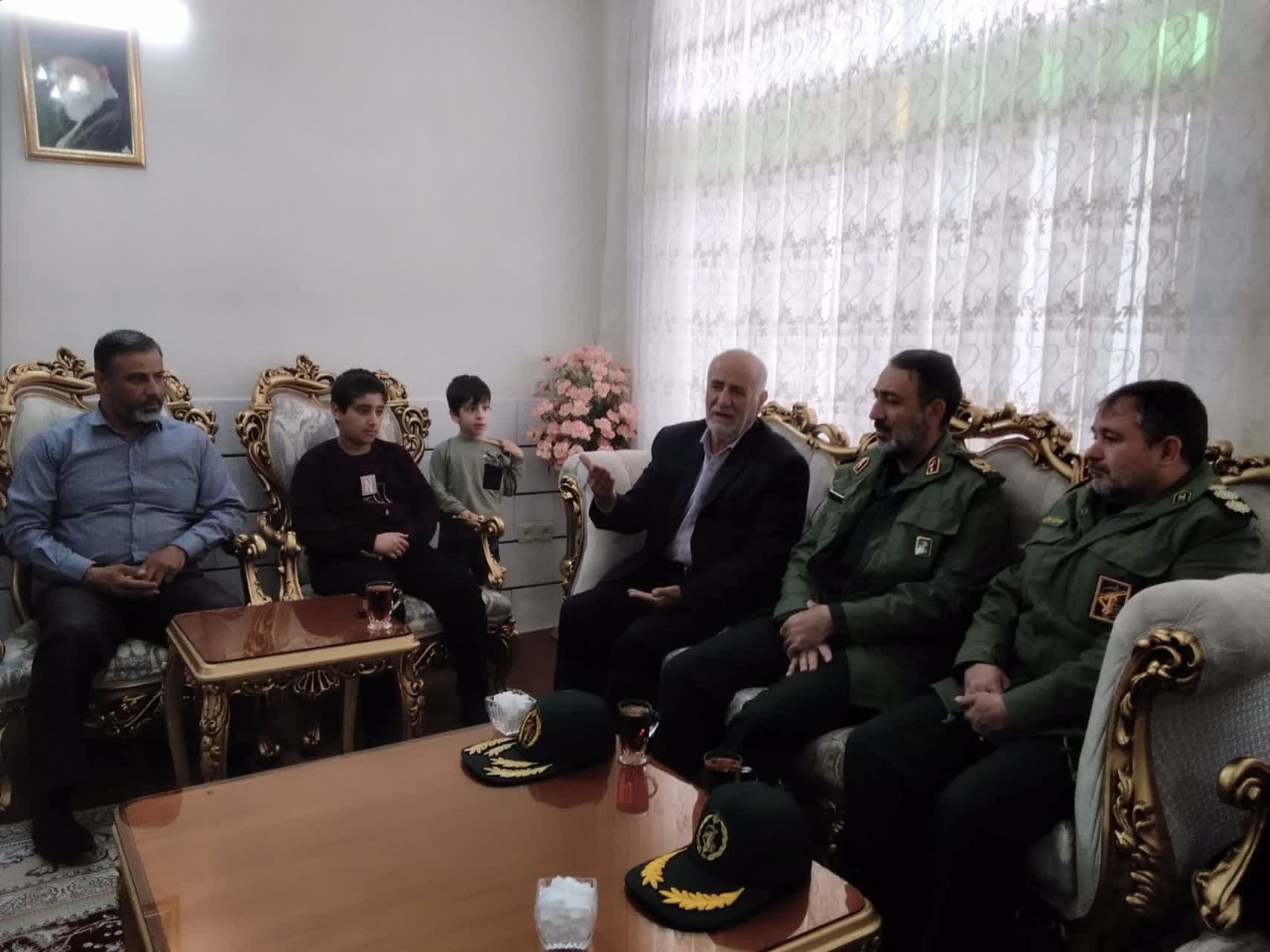 دیدار فرمانده سپاه روحالله استان مرکزی با خانوادههای شهدای اقتدار خمین