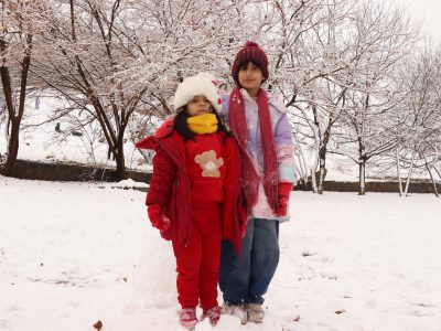 شادی مردم خمین در آغوش برف‌های کوه بوجه