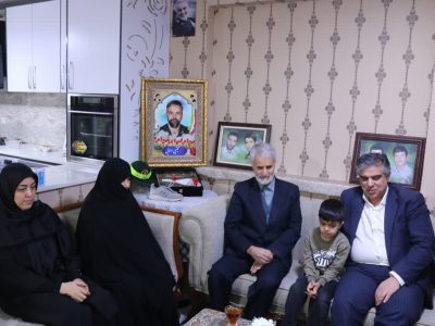 استاندار مرکزی با خانواده شهید دالایی در خمین دیدار کرد