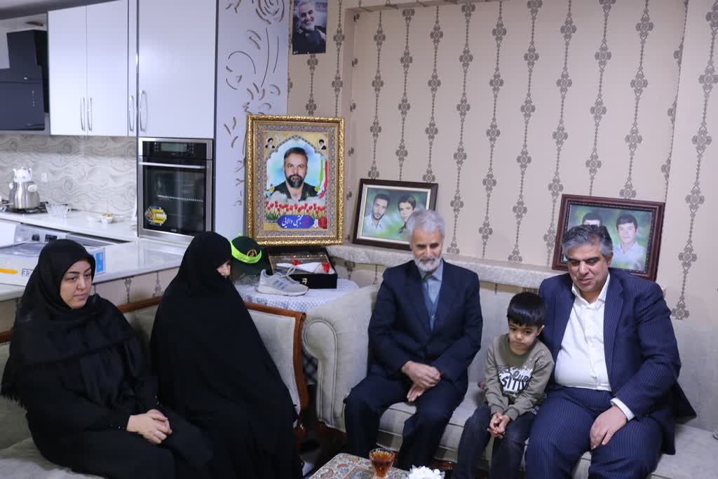 استاندار مرکزی با خانواده شهید دالایی در خمین دیدار کرد