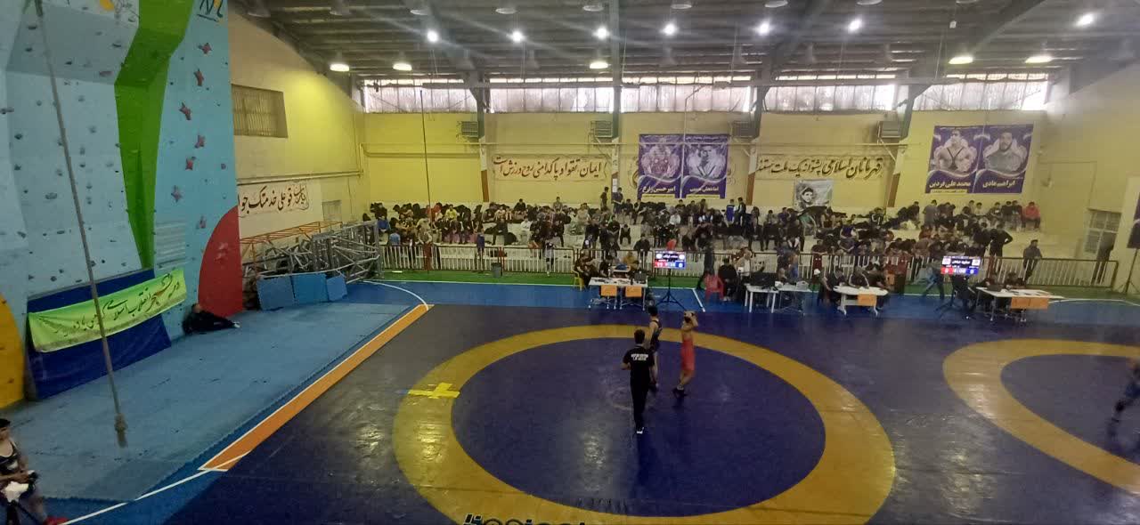 آغاز پرشور مسابقات کشتی آزاد نوجوانان در خمین