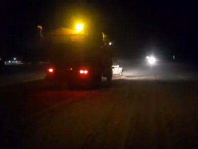 پیکار راهداران خمین با برف و یخ در ۹- درجه