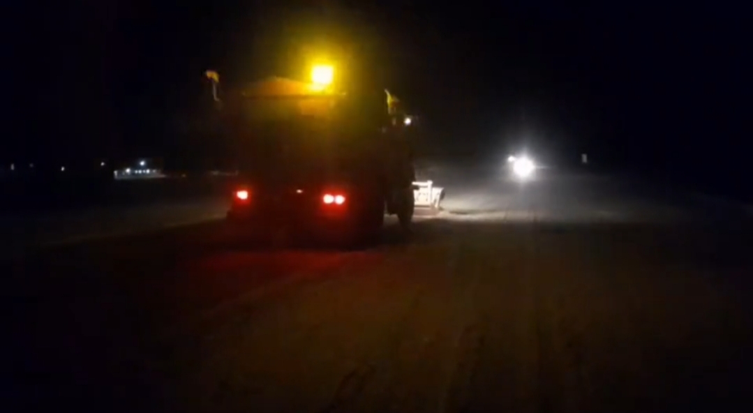 پیکار راهداران خمین با برف و یخ در ۹- درجه