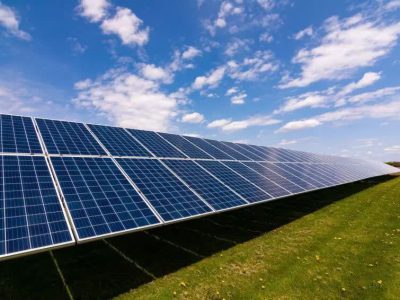 کلنگ نیروگاه خورشیدی ۵ مگاواتی خمین بر زمین می‌خورد