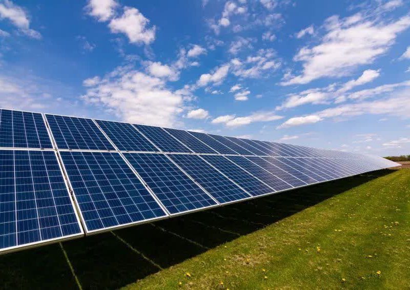 کلنگ نیروگاه خورشیدی ۵ مگاواتی خمین بر زمین می‌خورد