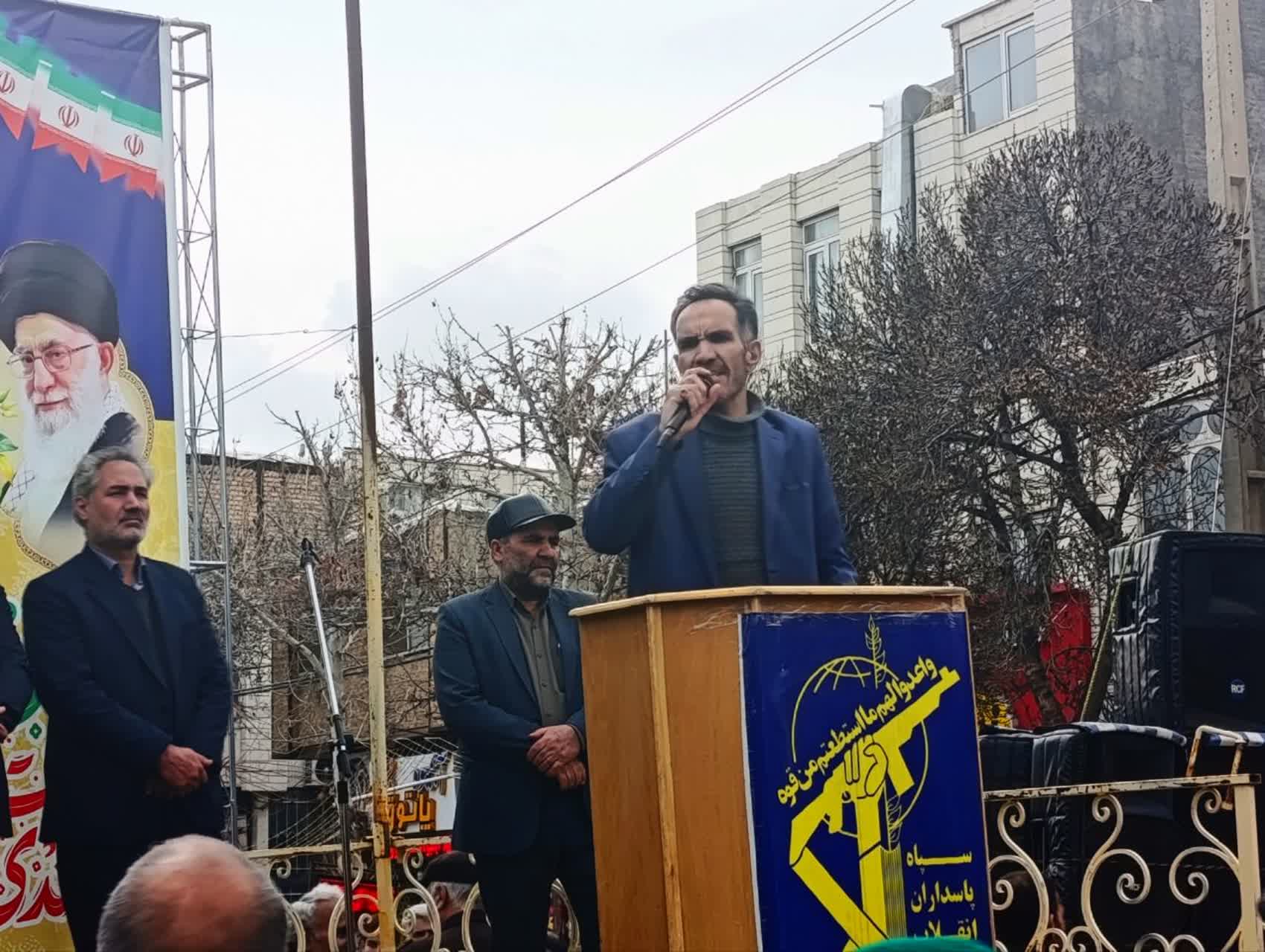 تا پشت سر رهبری هستیم، دشمن هیچ غلطی نمیتواند بکند