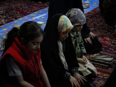 برگزاری نماز جماعت در مسجد سیدالشهدا خمین