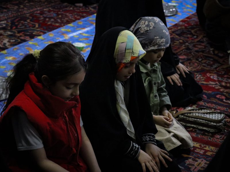برگزاری نماز جماعت در مسجد سیدالشهدا خمین