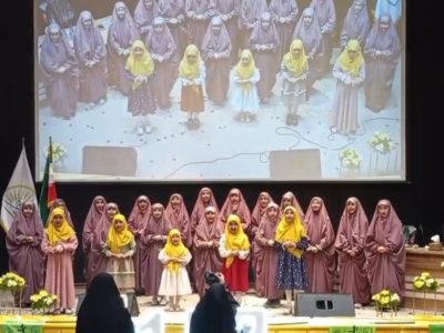 گروه سرود دختران حاج قاسم در خمین روی صحنه رفت