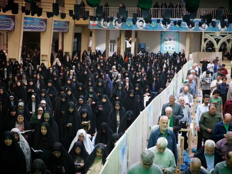 اقامه نماز استغاثه به امام زمان(عج) در مصلای خمین