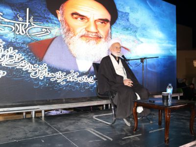 رمز عظمت امروز ایران روح خداگونه خمینی کبیر است