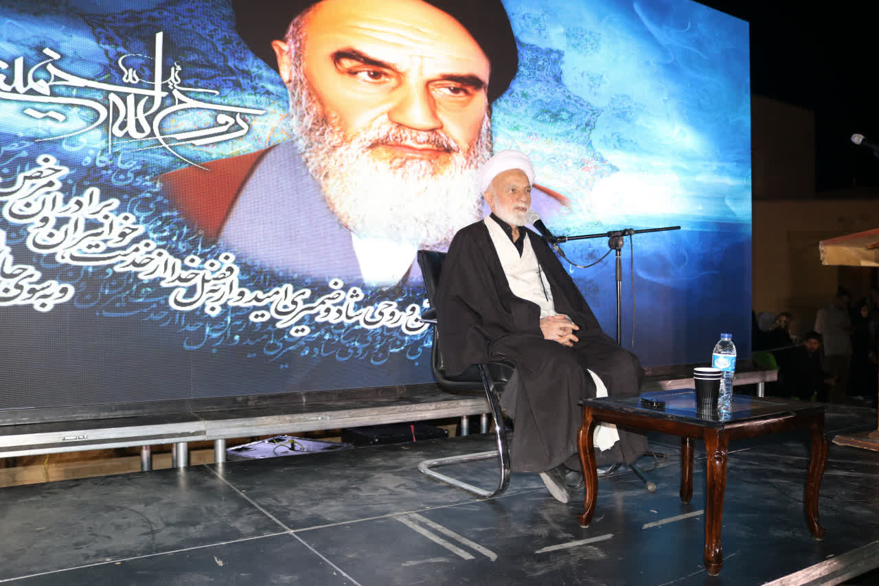 رمز عظمت امروز ایران روح خداگونه خمینی کبیر است