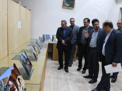 بازدید فرمانداران سه شهرستان از نمایشگاه «ایستاده در غبار» در خمین