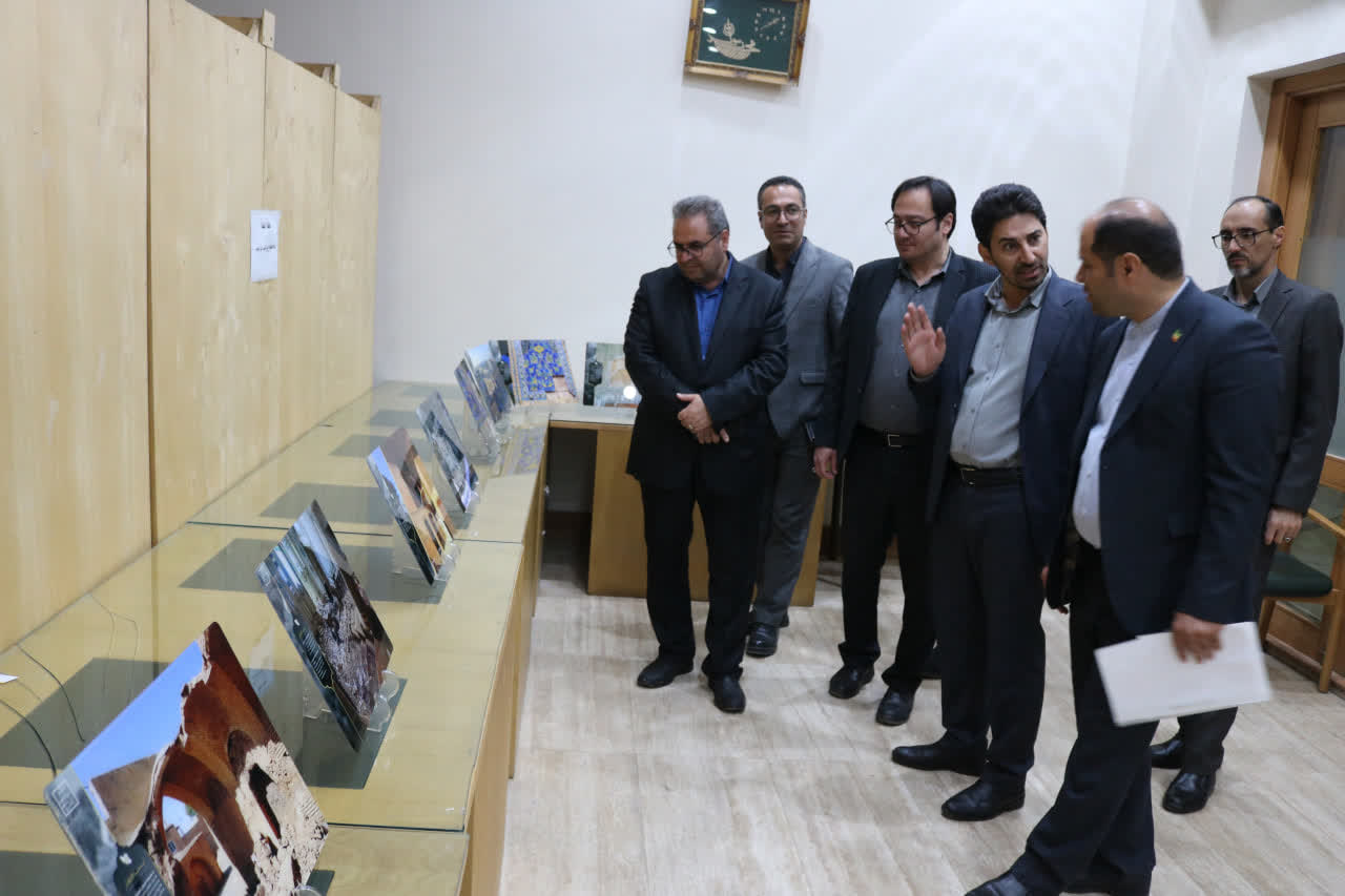 بازدید فرمانداران سه شهرستان از نمایشگاه «ایستاده در غبار» در خمین
