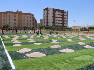نصب چمن مصنوعی زمین فوتبال در پارک یک‌هکتاری خمین