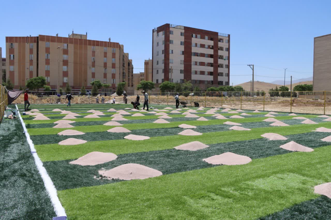 نصب چمن مصنوعی زمین فوتبال در پارک یک‌هکتاری خمین