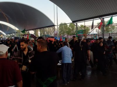 خادمان با عشق و اخلاص پذیرای زائران حسینی هستند