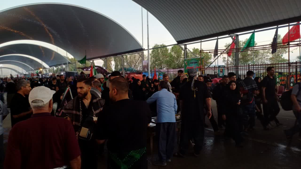 خادمان با عشق و اخلاص پذیرای زائران حسینی هستند