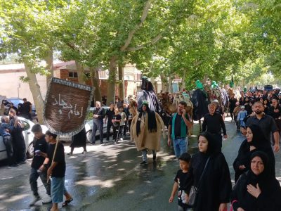 محرم ۱۴۰۵ استقبال باشکوه مردم روستای ریحان از کاروان نمادین شترها